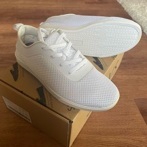 NWT white sneakers Suavs- The Zilker